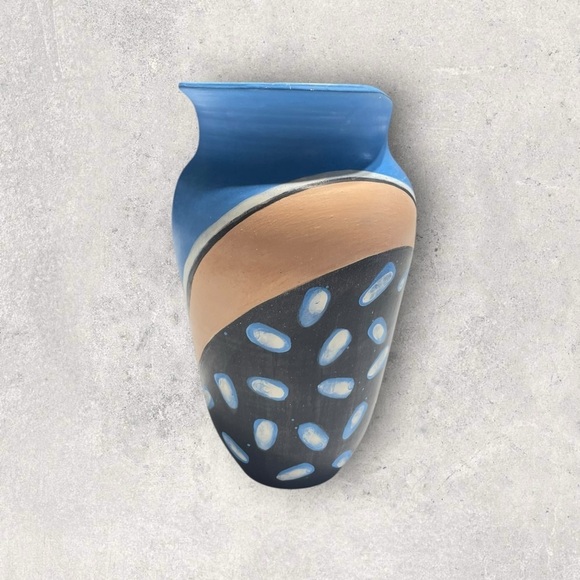 Blue & Beige Artistic Vase, Native American pottery, artist signature "Atiwaha" - Picture 4 of 11